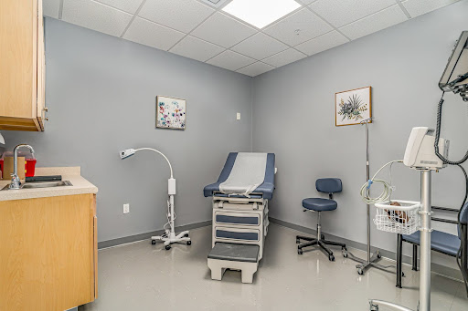 Urgent care vs emergency room comparison showing when to choose each option